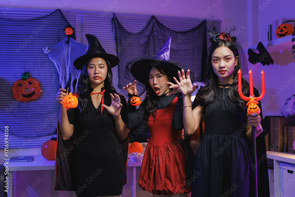 Obraz premium Three women celebrating halloween party dressing up costumes