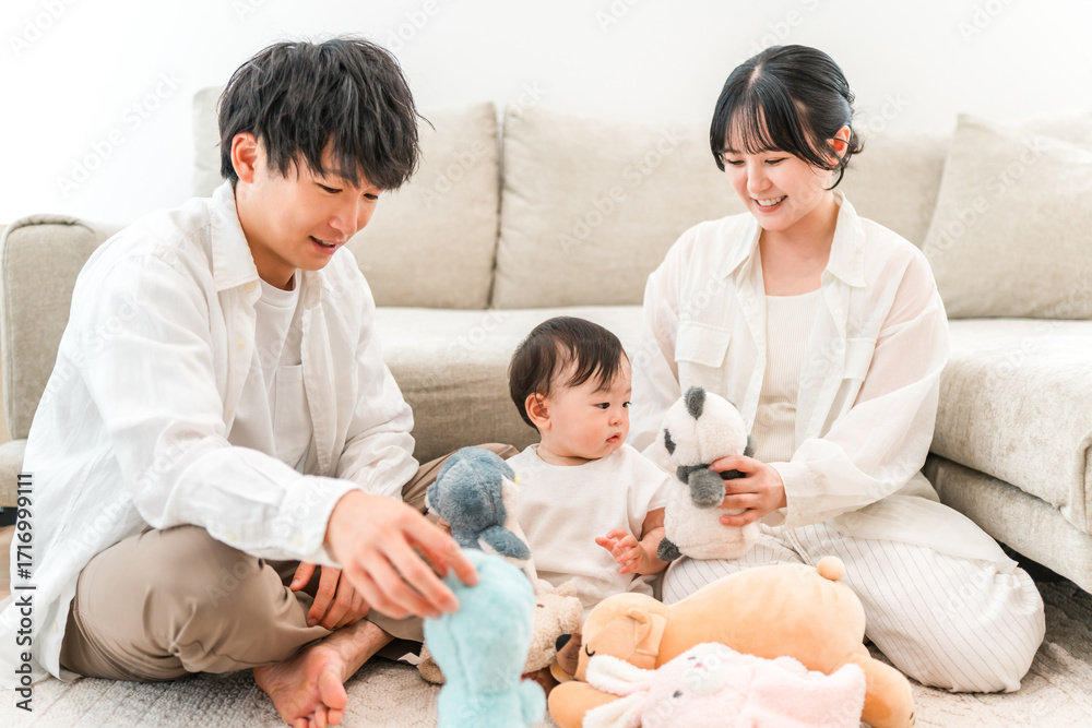 Obraz premium マイホームのリビングで子供,赤ちゃんと遊ぶ子育て世代のファミリー,家族（育児,子育て,スキンシップ） 