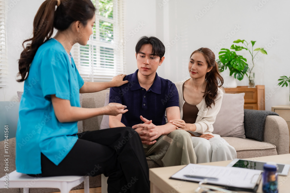 Obraz premium Asian Healthcare Professional Counsel Adult Couple Home Setting Offering Mental Health Support Emotional Well Being Guidance