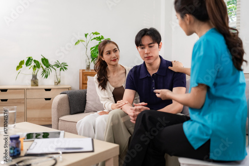 Foto Asian mental health expert offers compassionate guidance adult couple home seeki