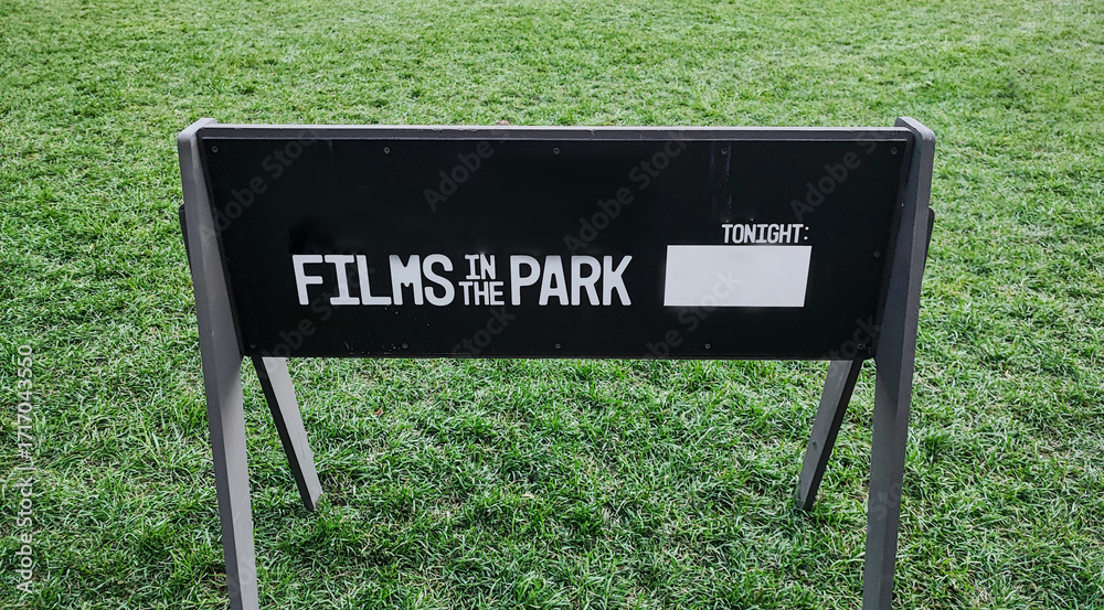 Φωτογραφία Outdoor film screening event taking place tonight in a grassy park area