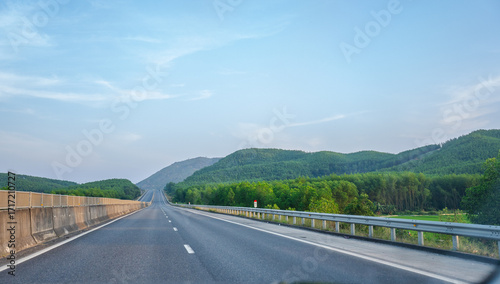 Foto Da Nang to Quang Ngai highway with mountains view Vietnam
