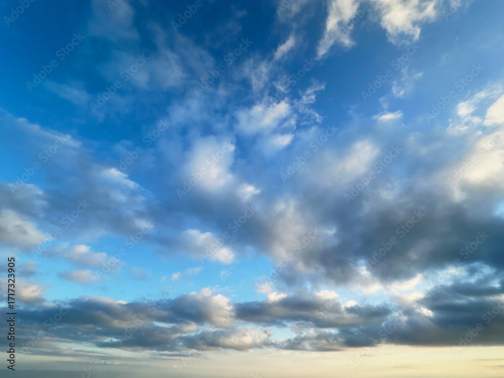 Obraz premium dramatic blue sky