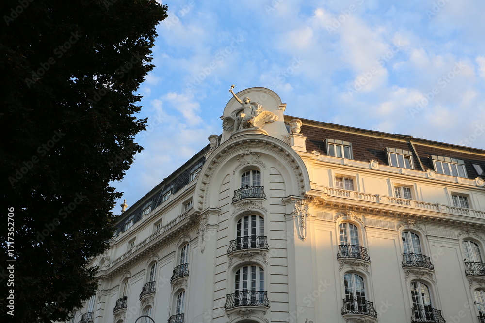 Obraz premium Immeuble historique d'angle dans une rue de Vienne en Autriche 