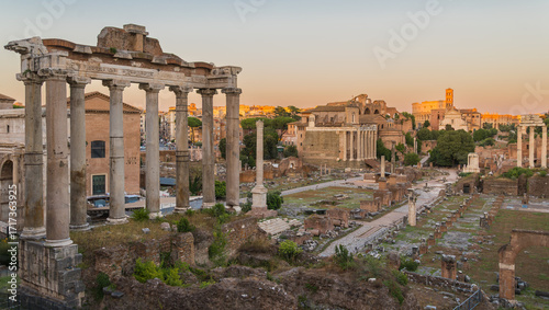 Vista del Foro Romano con el Templo de Saturno al atardecer en Roma, Italia
