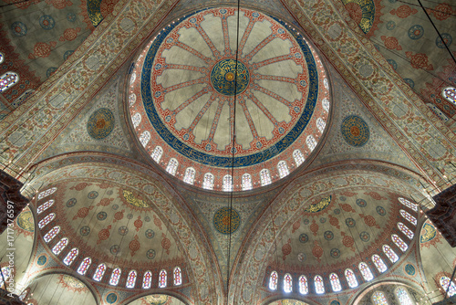 Cúpula interior decorada de la Mezquita Azul en Estambul, Turquía