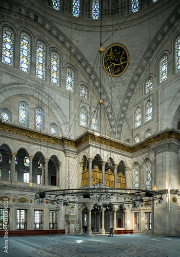Interior de la Mezquita de Nuruosmaniye junto al Gran Bazar en Estambul, Turquía