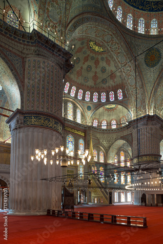 Interior de la Mezquita Azul en Estambul con vidireras y decoraciones islámicas
