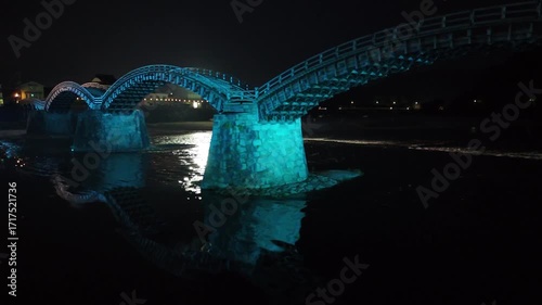日本のドローン映像　山口県岩国市でライトアップされた夜の錦帯橋を低空飛行で空撮