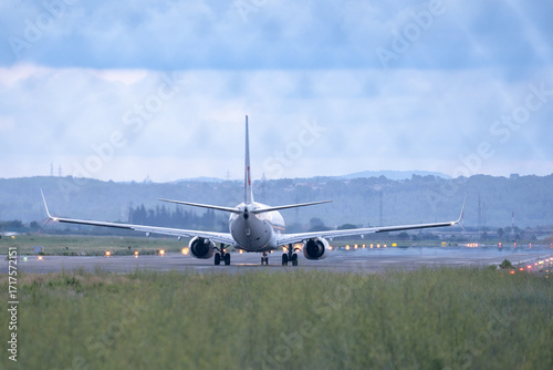 Avión comercial preparado para despegar en el aeropuerto