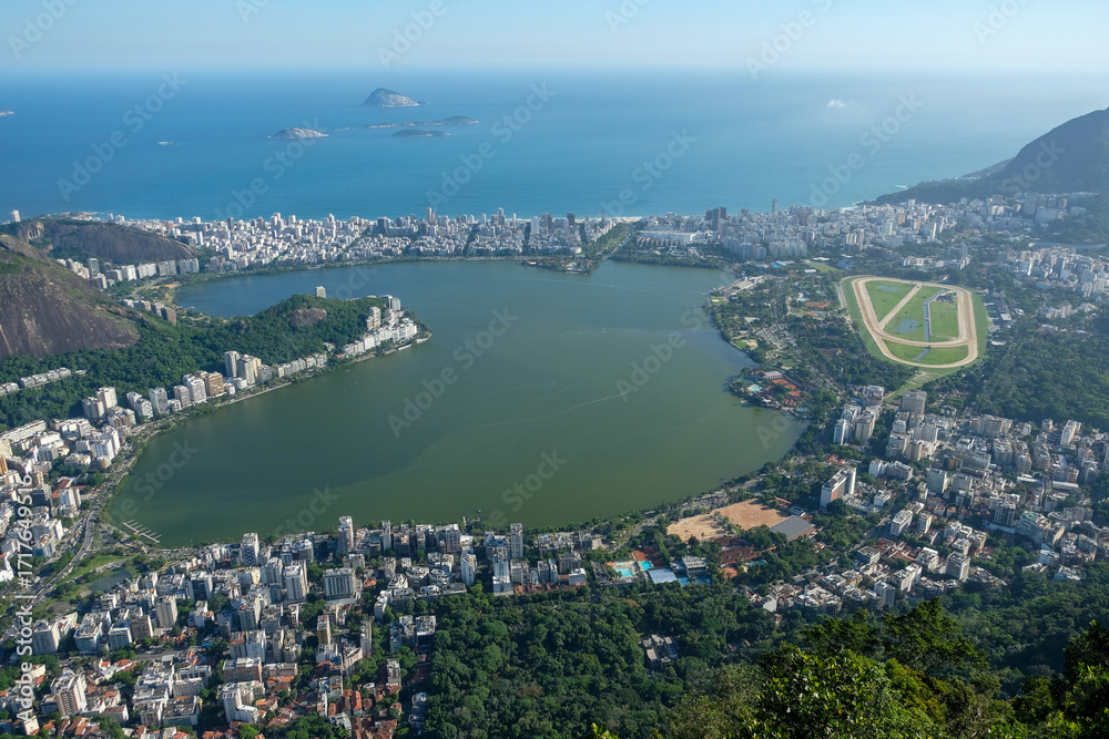 Φωτογραφία An aerial view of the Rodrigo de Freitas Lagoon in Rio de Janeiro, surrounded by