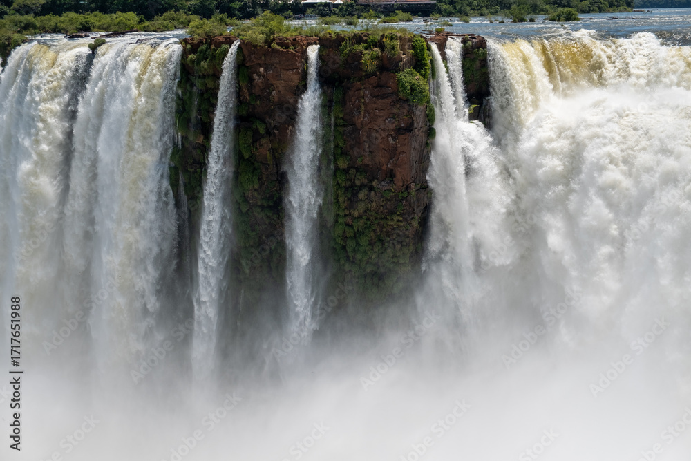 Obraz premium A massive, wide waterfall with powerful cascades and a cloud of mist, showcasing the raw, untamed force of nature for themes of power, natural wonder, and epic landscapes