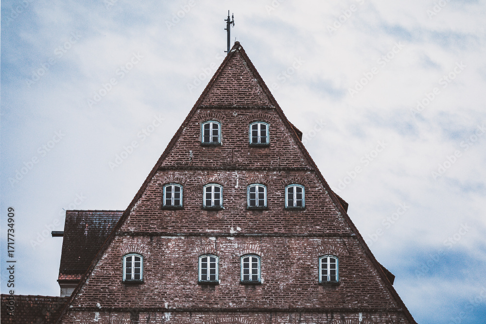 Fototapeta premium Stadtansichten der Stadt Ulm in Baden-Württemberg am Abend, Abendstimmung in Ulm