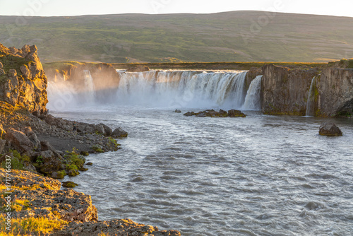 Incroyable cascade en arc de cercle de Goðafoss, dans le nord de l'Islande, à la golden hour