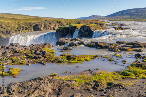 Incroyable cascade en arc de cercle de Goðafoss, dans le nord de l'Islande