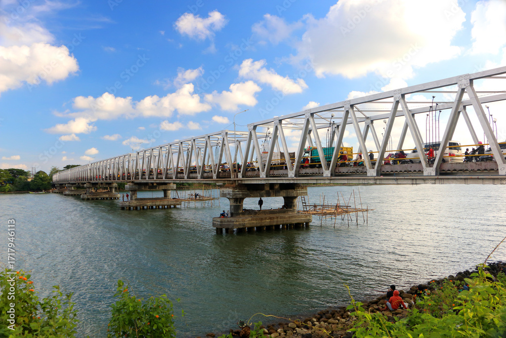 Obraz premium one of the viewpoints of the Barombong Bridge in the afternoon with its various activities