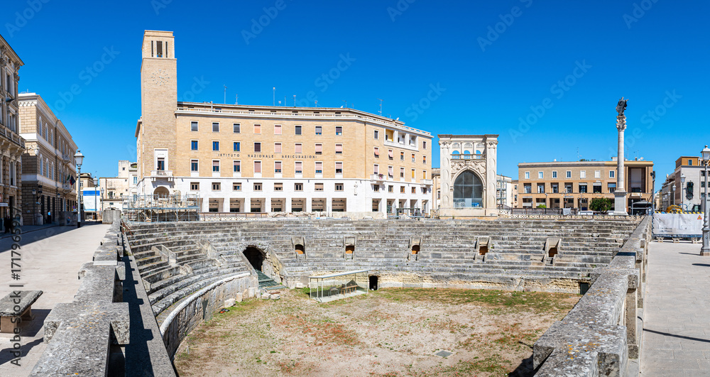 Fototapeta premium Vue panoramique du vieil amphithéâtre antique de Lecce au pied de l'institut national des assurances, Italie