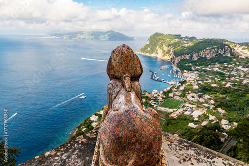 Fotografie Sphinx de la villa San Michele surplombant la baie de Capri, Italie