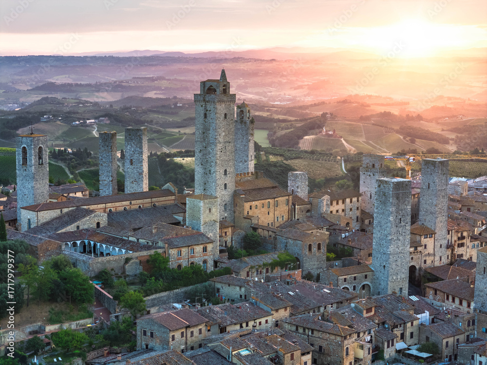 Φωτογραφία Aerial View of San Gimignano Medieval Towers at Sunrise, Tuscany Italy