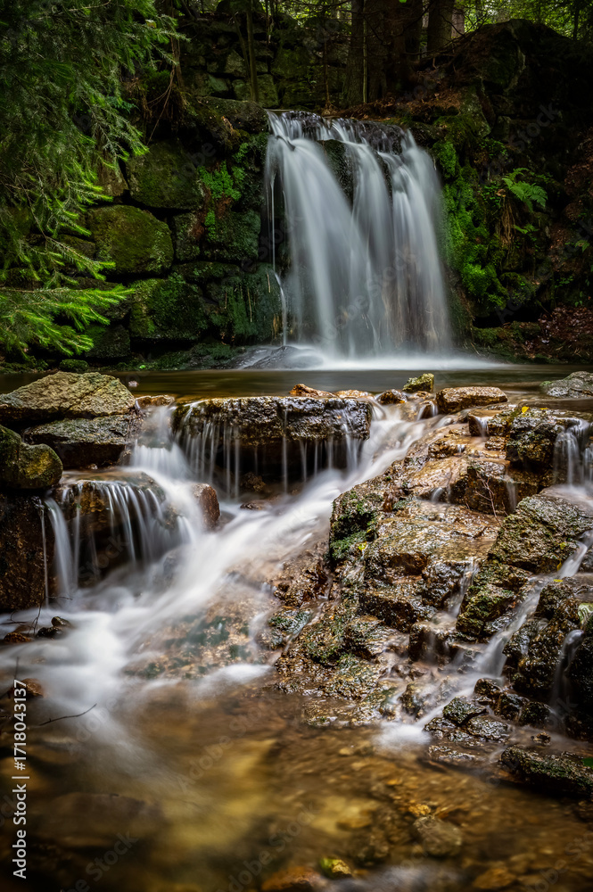 Obraz premium Wodospad w górach Kropelka