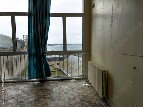 Urbex, bâtiment désaffecté - peinture écaillée et radiateur