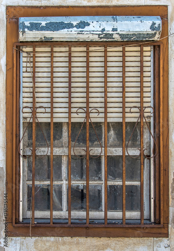 Fenêtre grillagée dans maison abandonnée à Bragança, Trás Os Montes, Portugal