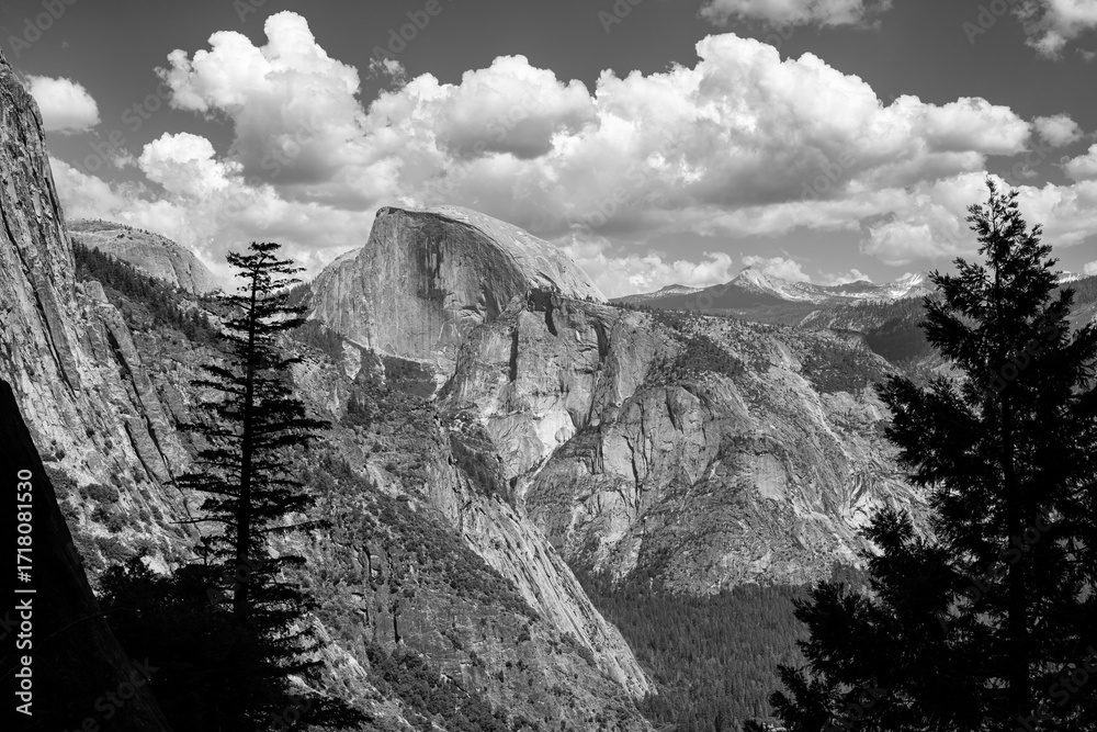 Fototapeta premium Upper Yosemite falls trail looking at Halfdome