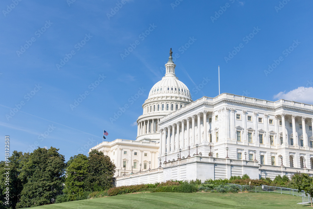 Obraz premium US Capitol building under blue skies