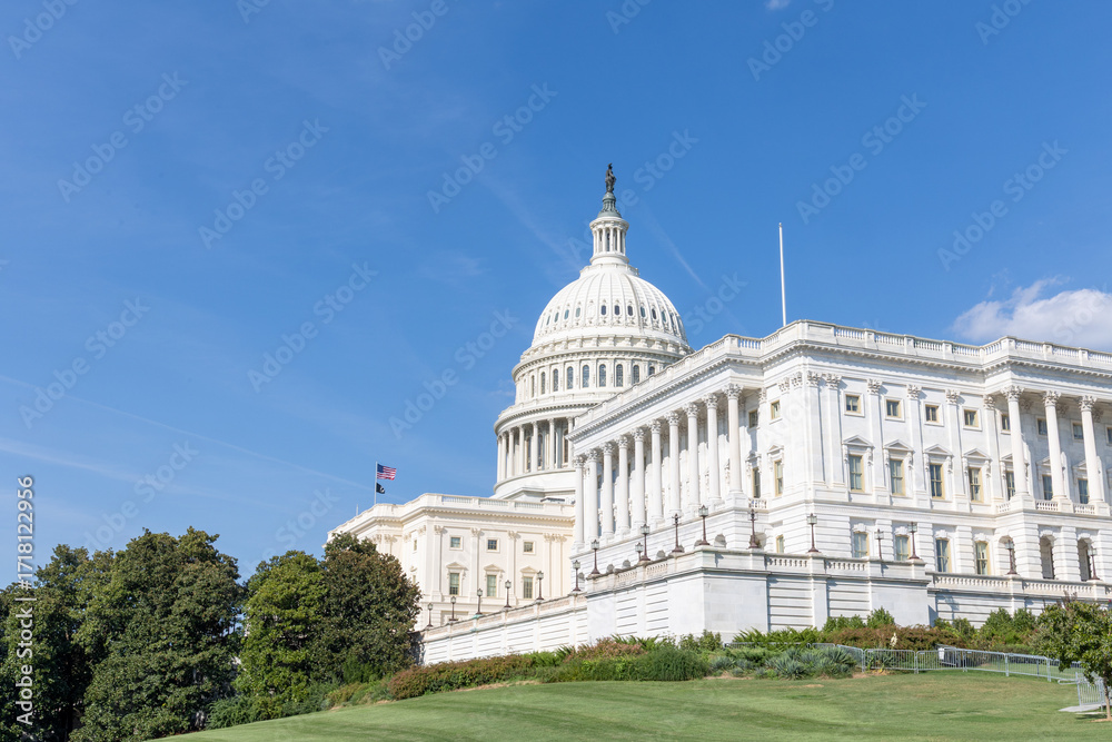 Obraz premium US Capitol building under blue skies