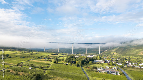 Hochmoselübergang liegt im Nebel am Morgen