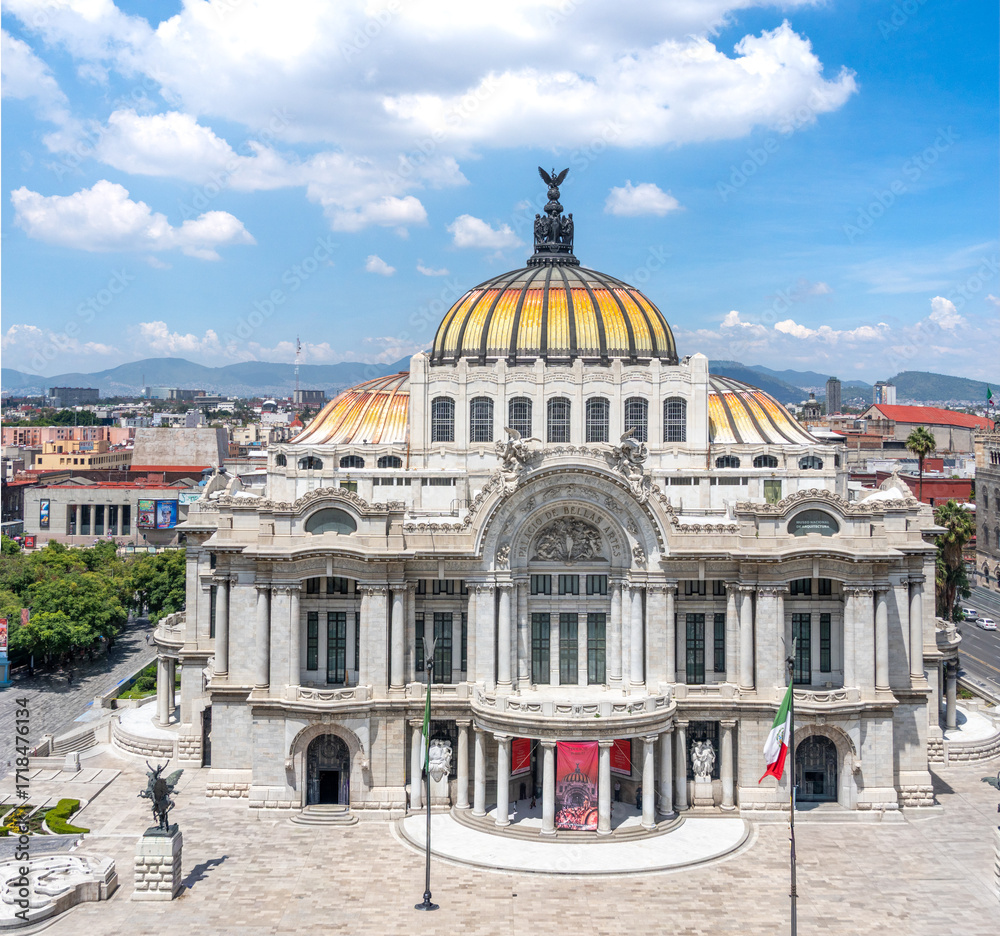 Obraz premium The building is a large, ornate structure with a gold dome. The sky is clear and blue, and there are no clouds in the sky. Palace of Fine Arts, Mexico City, Zocalo, Bellar Artes