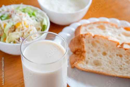 木のテーブルに並べたヘルシーな朝食（アップ）