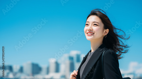 青空の下で笑顔を見せる女性と都会の明るい風景「生成AI」