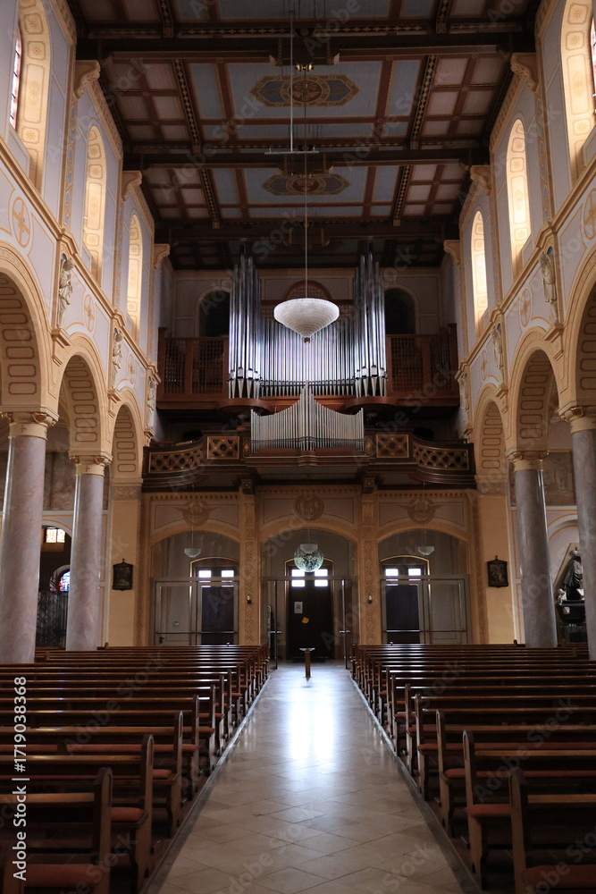 Fototapeta premium Innenansicht einer Historischen Kirche im Zentrum der Stadt Weinheim in Baden-Württemberg