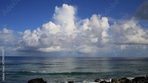 奄美大島の澄んだ夏空と穏やかな海 水平線に浮かぶ白い積乱雲