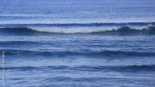 奄美大島の澄んだ夏空と穏やかな海 水平線に浮かぶ白い積乱雲
