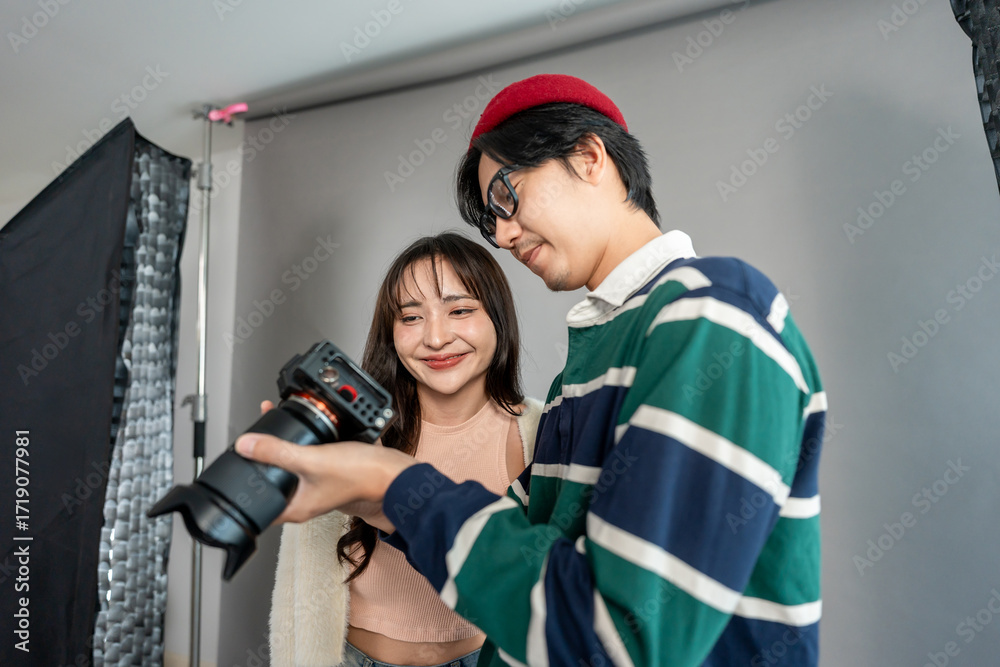 Obraz premium Asian beautiful woman model and cameraman working in photography studio.