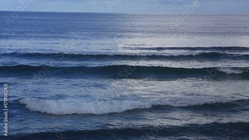 奄美大島の澄んだ夏空と穏やかな海 水平線に浮かぶ白い積乱雲