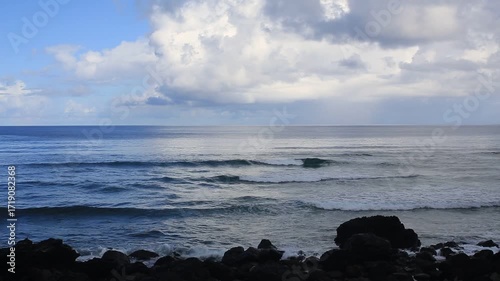 奄美大島の澄んだ夏空と穏やかな海 水平線に浮かぶ白い積乱雲