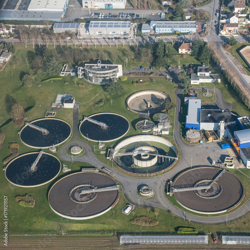Vue aérienne d'un centre de traitement de l'eau de la ville des Mureaux dans les Yvelines en France