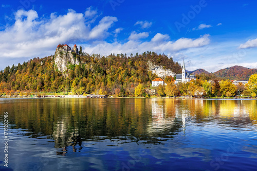 Tableau sur toile Medieval castle on Bled lake in Slovenia