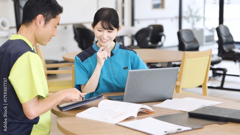 Fototapeta premium ミーティングをするアジア人介護士