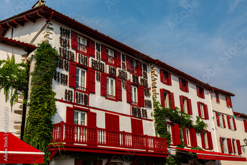 Fotografie Piment d'Espelette en train de sécher sur les façades, Espelette, Pays Basque, F