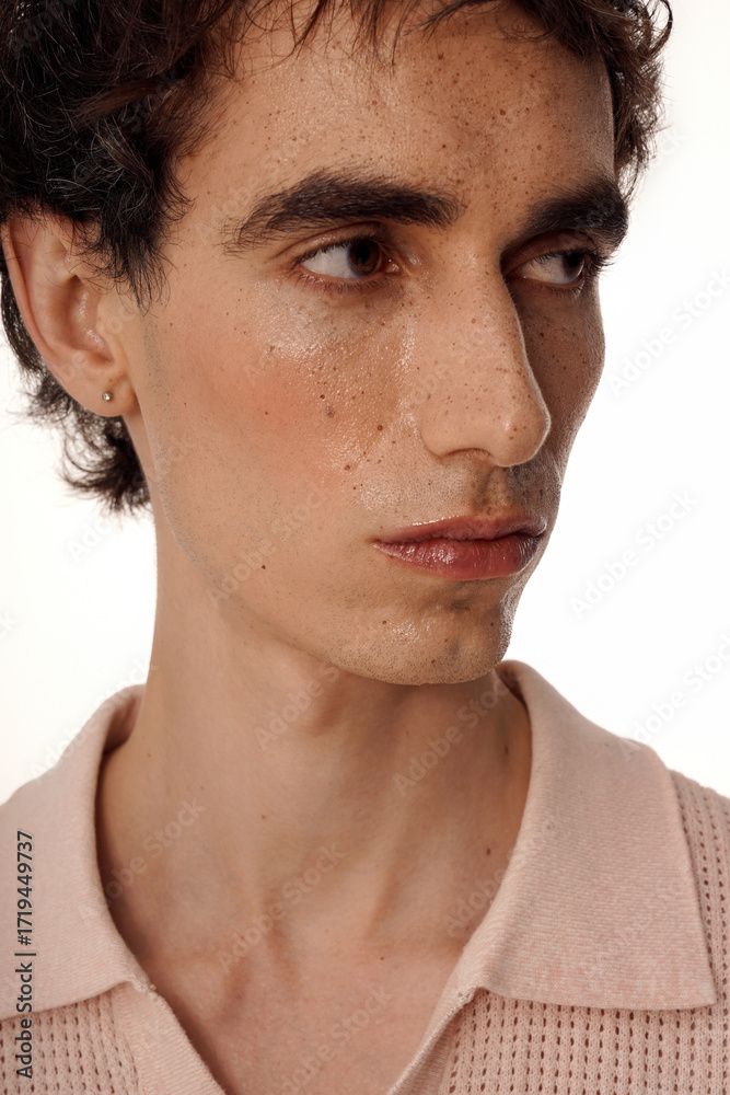 Obraz premium Stylish man in elegant attire embodies modern fashion with confidence and charm in studio setting