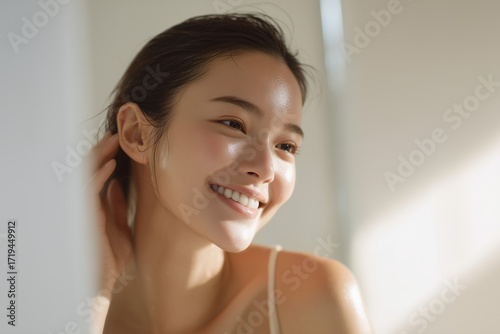 スキンケアをしている女性【美容広告】