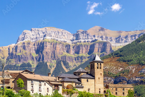 Billede på lærred vista panorámica de torla ordesa con el monte perdido al fondo, Pirineo aragonés