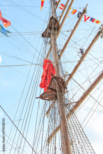 Obraz na plátně Looking up the wooden mast against the blue sky