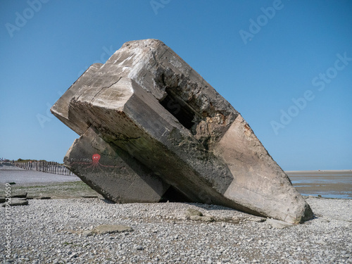 En Baie de Somme, blockhaus emblématique échoué au Hourdel, à Cayeux-sur-Mer, vers la Route Blanche