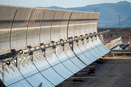 Bild auf Leinwand Solar thermal power station with rows of parabolic trough mirrors reflecting sunlight
