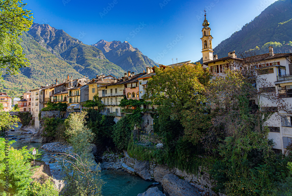 Fototapeta premium Chiavenna, italienische Fassadenreihe am Ufer der Meira; dahinter die Kirche Santa Maria